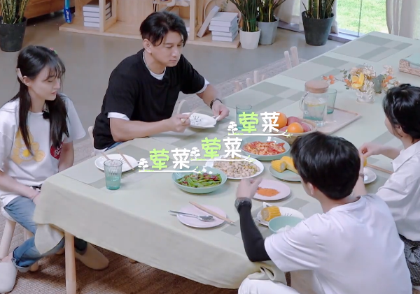 郑爽|郑爽不吃肉单独开小灶，张新成夸她身材棒！谭松韵饭量比男生还大