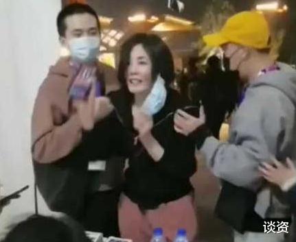 王菲|王菲返京当天谢霆锋带猫离开，知名娱记再发声：两人已分手