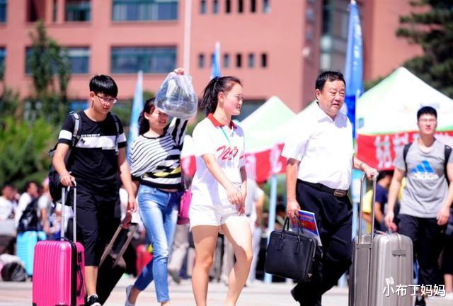 高校|中国“最霸气”的高校,虽是名气不大的二本学校,但校门够大够贵