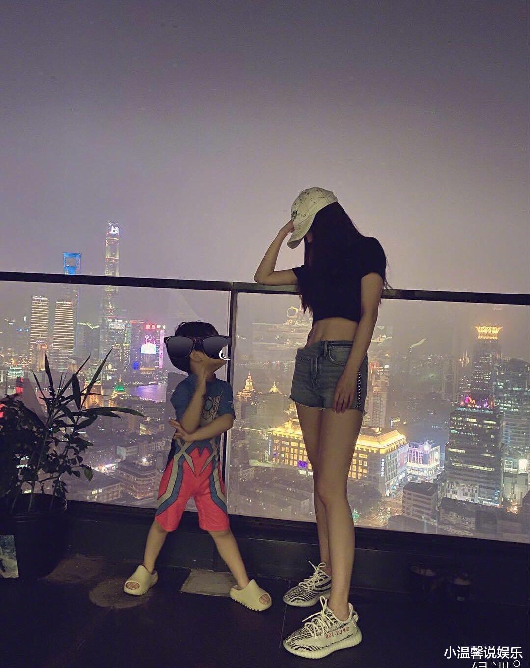 Angelababy|小海绵长高了！Angelababy晒出和儿子合影，三岁就到妈妈腰了