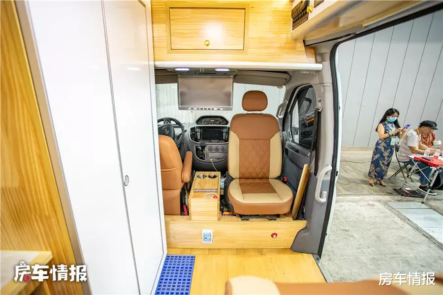 房车|新款大通房车卖20多万，车尾带阳台厕所能变大，设计够独特！