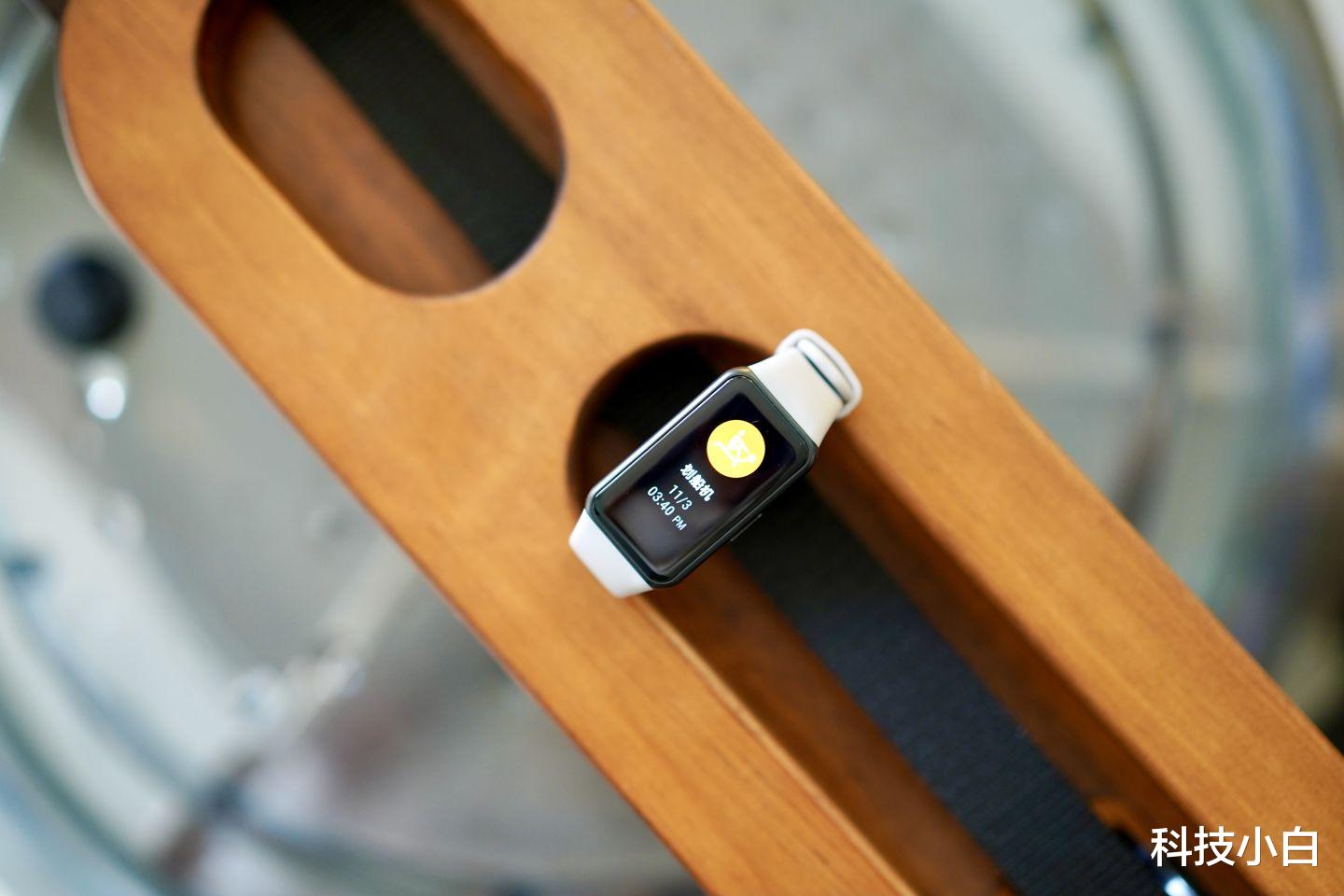 华为荣耀|荣耀手环6上手评测：引领手环全面屏时代，健康运动监测全面升级