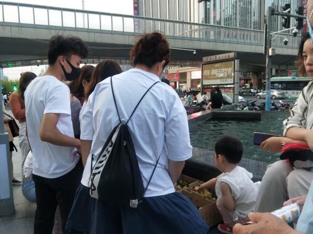 郑州▲让成年人自愧不如！郑州一小学生课余摆摊两年，赚了上万元