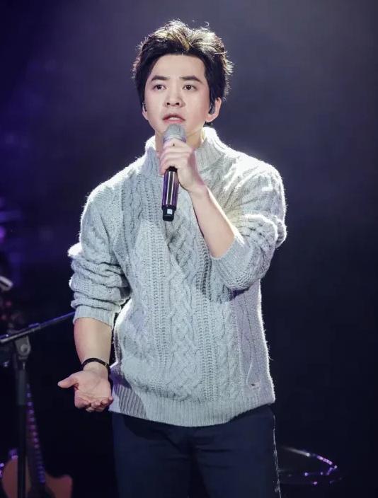 李健|2010年春晚前夕,李健收到自王菲的短信:我想挑你的一首歌去唱