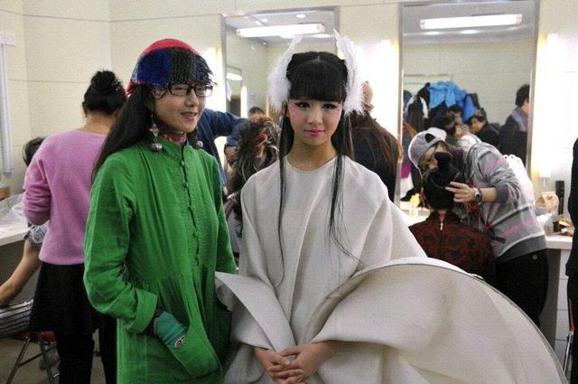 小彩旗@春晚连转4小时的小彩旗，21岁胖到认不出，杨丽萍: 不考虑再培养她