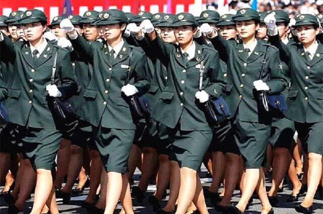 日本閱兵時，女兵總是挎著一個黑色皮包，裡面裝的是什麼？-圖3