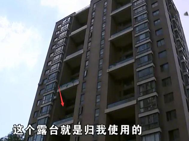 |女子为露台更换防盗门，却被邻居用纸皮挡过道？女子：露台是我的