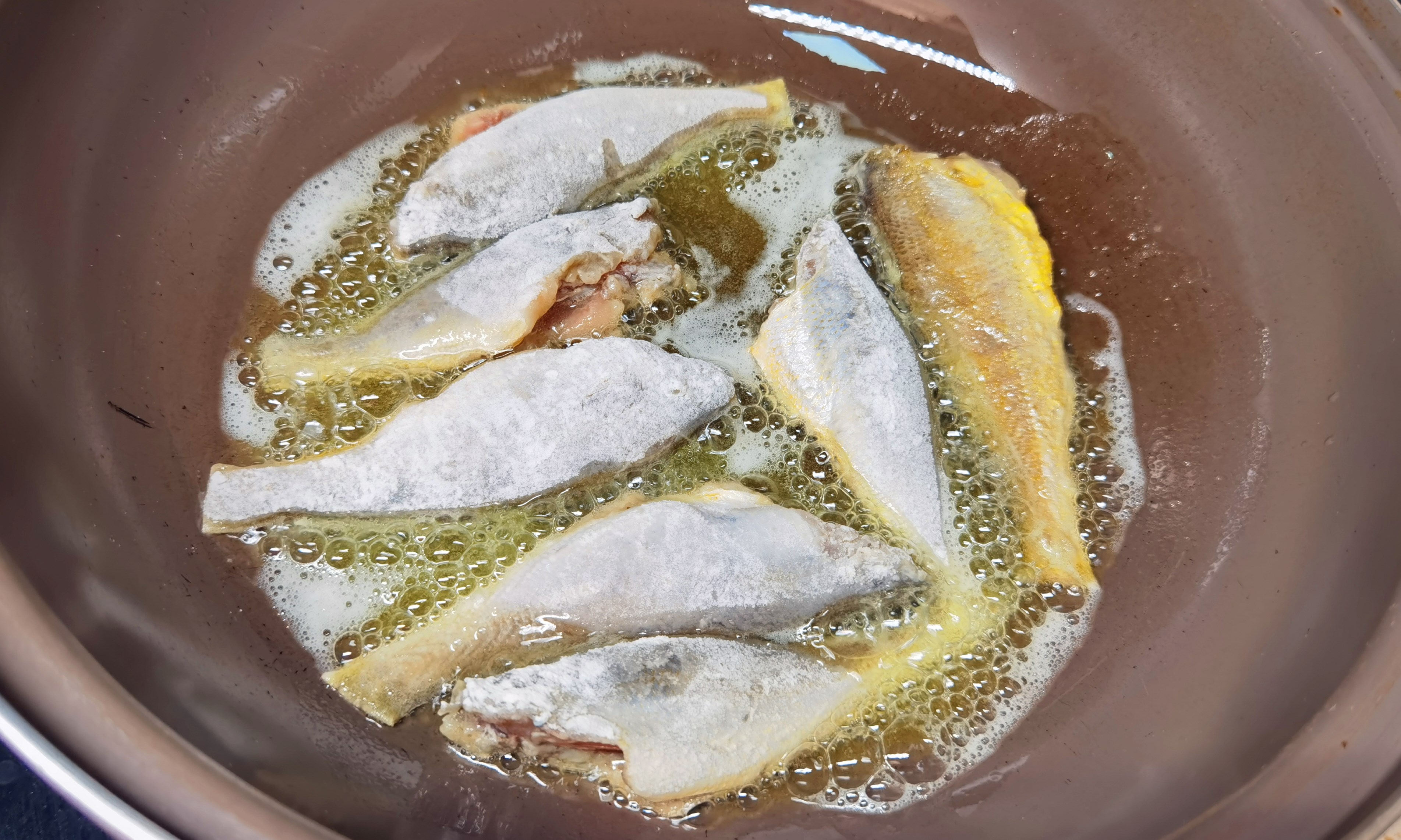 黄花鱼|入秋后，遇到此鱼别手软，8块钱1斤，营养极高，炖一锅香到舔盘子