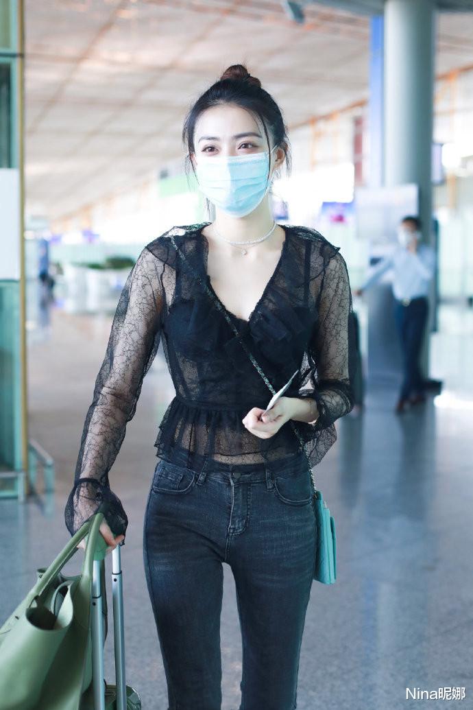 徐璐|徐璐分手后首次走机场真大胆，穿透视衫露黑色bra，90后女星里少见