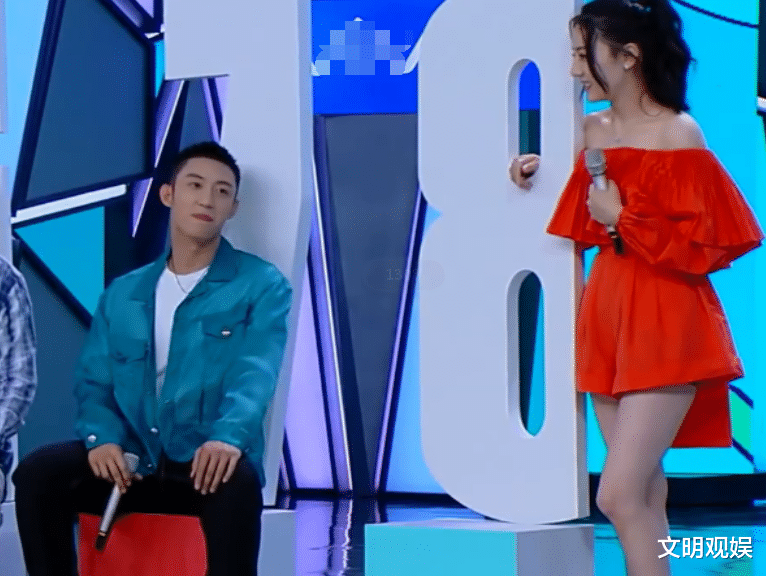 「迪丽热巴」黄景瑜在《快本》摔倒,迪丽热巴反应太耿直,CP粉们要失望了