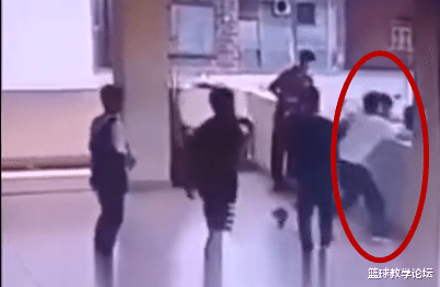 杭州|篮球小伙后仰坠楼!最新后续来了!当事人现身,左手不幸骨折