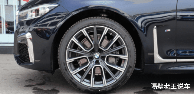 「奔驰S级」不愧为D级车之王！长5米2完胜奔驰S级，4秒破百+四轮转向，舒适如高铁