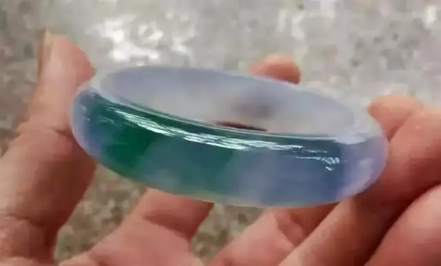 「翡翠」底价180万欧元的公盘明星大料,一刀切出稀有的四彩翡翠