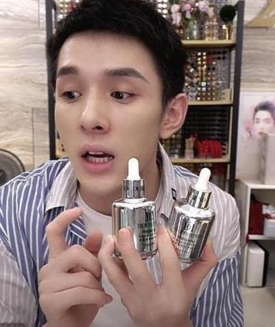 李佳琦@堪称“国宝级”精华液，李佳琦力荐，网友：用后色斑皱纹全没了