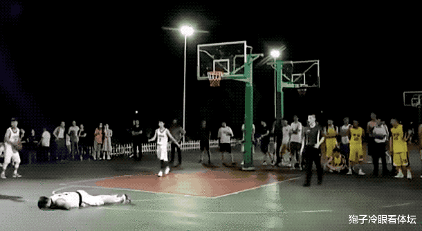 |终年27岁!他倒在篮球场上再也没起来 上一秒还在努力防守