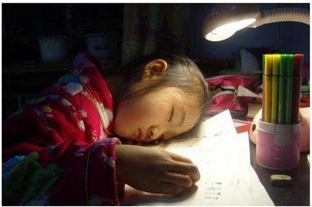 发型：小姑娘“桀骜不驯”发型火了，只因熬夜写作业，网友：不愧是神兽