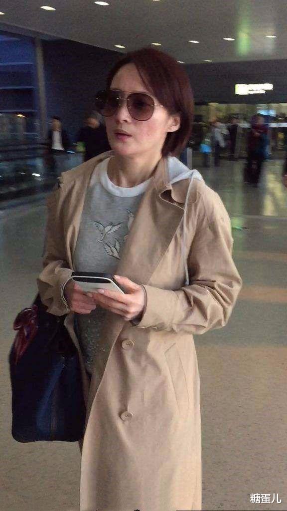 「蒋勤勤」蒋勤勤一家给儿子庆生，素颜蜡黄变得很普通，衰老已经成了事实！