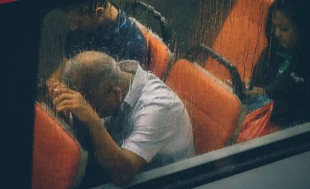 你好吴所畏|国航乘客飞机洗手间自杀身亡：成年人的世界，崩溃都悄无声息