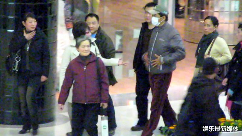 周星驰|刘嘉玲谈周星驰，没想他这么受欢迎，刚出场观众观众就鼓掌