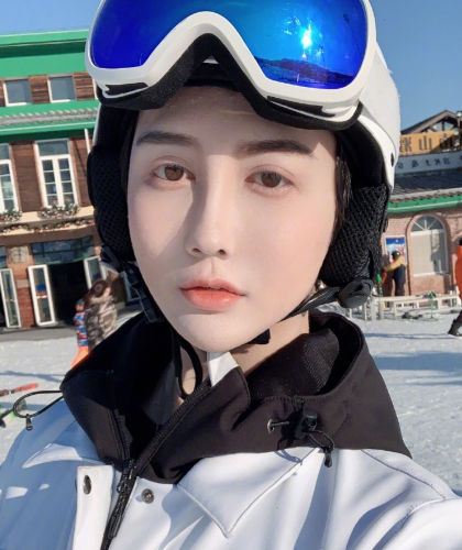 刘梓晨▲自称“八国混血”的刘梓晨,失去美颜滤镜后,皮肤黝黑没精神