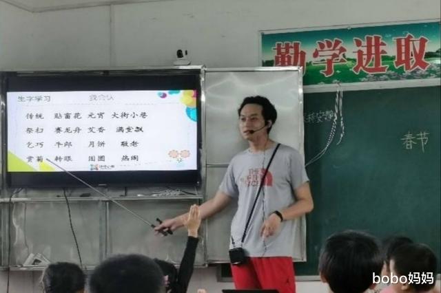 「教师」为什么现在的老师上课，都喜欢用“扩音器”？连年轻教师也不例外