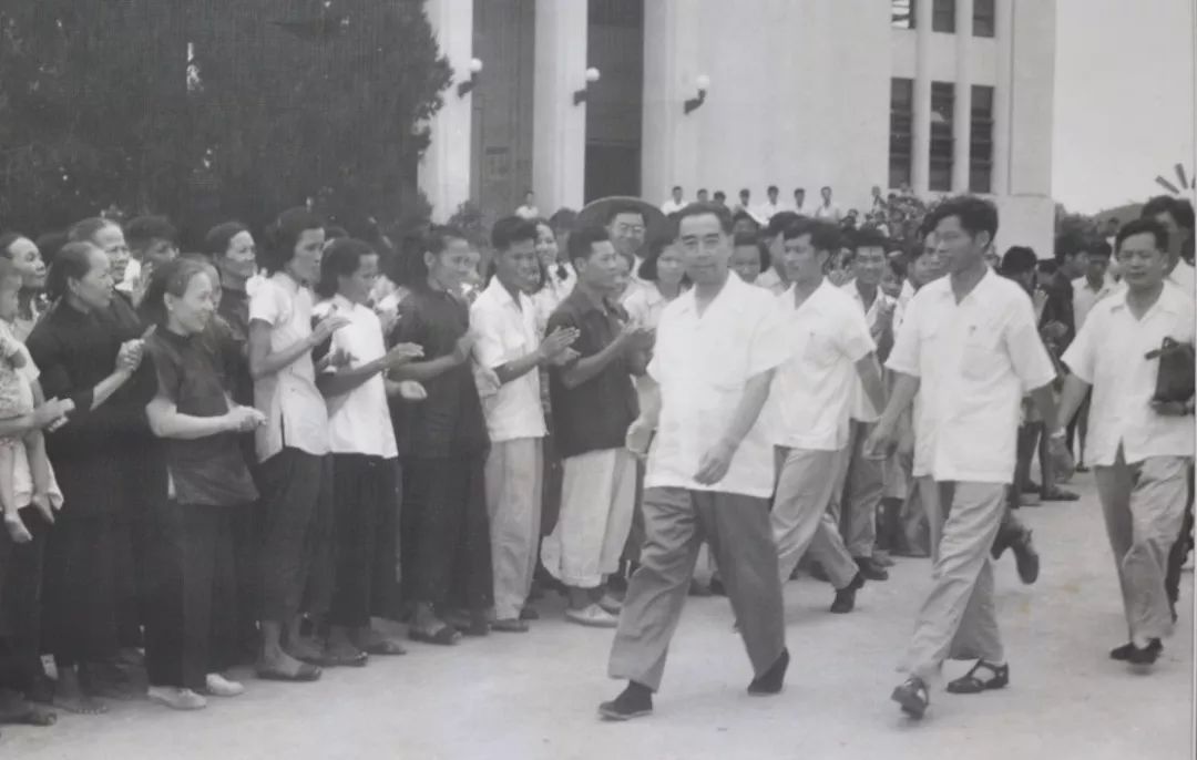 老照片|周总理一张埋头吃饭的老照片，有何不为人知的故事？背后令人潸然泪下