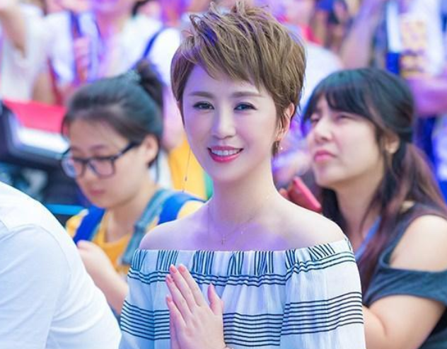 春晚|她是春晚常客，却嫁给小11岁的“弟弟”，今37岁被宠上天