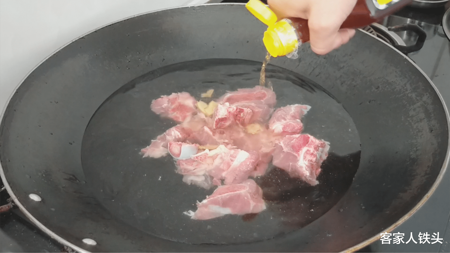 [食材]夏至过后常给家人煲这一款汤，食材做法简单，汤汁鲜甜好喝又解暑