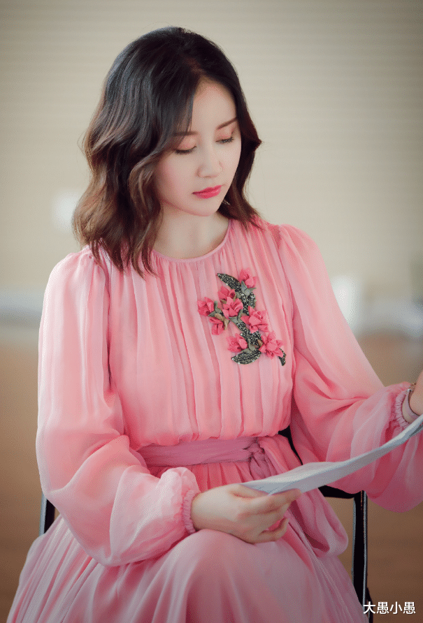 「穿衣搭配」33岁舒畅愈发年轻，短发造型配各式衣服，衣品减龄时尚