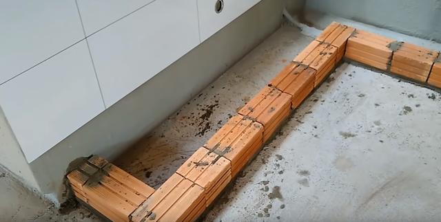 【】瓦工给橱柜加了一层底座，完工后太实用，邻居看了都想重做