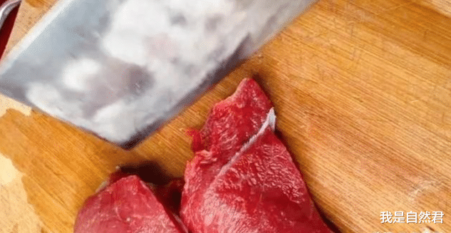 @辣椒炒肉的正确做法,肉先别着急下锅,掌握这3点,辣椒都是香的