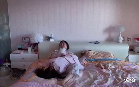 李易峰|李小璐与女儿床上打架，母女互踢扭成一团，卡通睡衣少女范十足