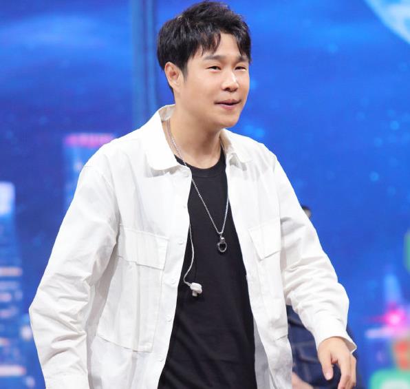 小沈阳|小沈阳女儿逆袭式长大，留长发做美甲戴大耳环，有女团内味了