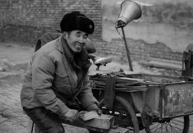 趣观历史|香港老人号称“刀王”，一把刀要卖上千元，为啥顾客还是抢着买？