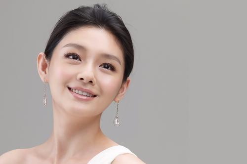 大S|大S突然暴瘦惊艳网友，红唇尖下巴，像极了青春少女