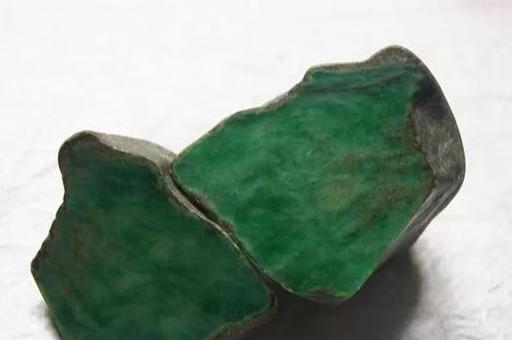 翡翠@货主狠心花4800买块翡翠原石，切开后卖家都“垂涎欲滴”！