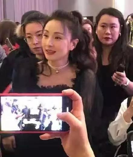 拥抱▲微商纳税12亿,电竞缺才50万:那些你瞧不起的职业,正在成为新宠