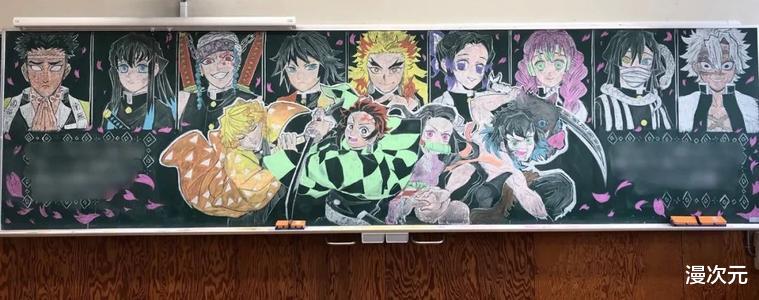 |“这是谁干的”，班长看到黑板报差点气哭，可老师却提出了表扬