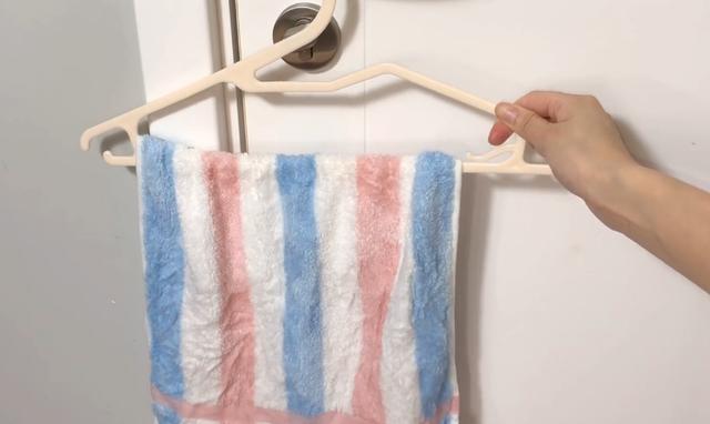 ：白醋倒在手心搓一搓，效果太棒了，可惜好多人不懂，学会一生有用