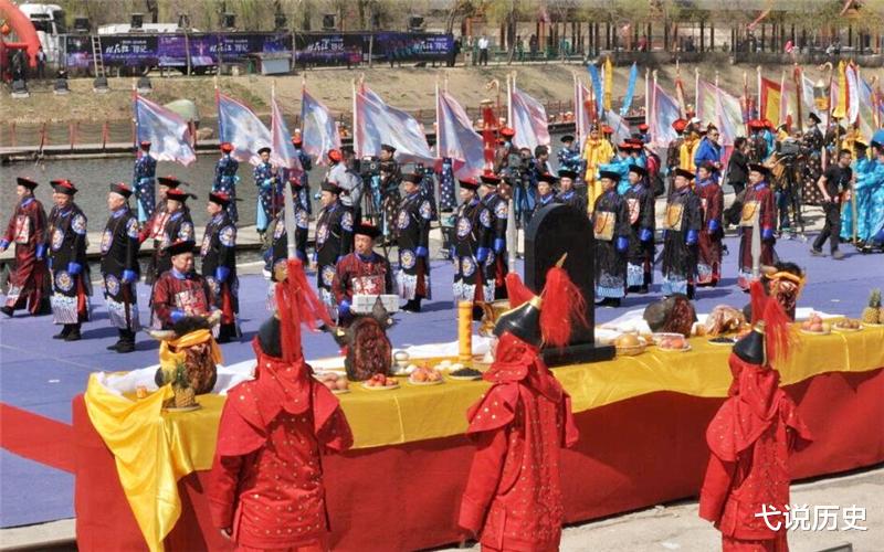 乾隆|大清灭亡一百多年后，乾隆七世孙大摆排场，穿着龙袍祭祖引起争议