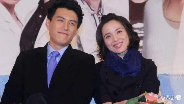 靳东■靳东：离开大9岁的江珊，娶二婚女李佳，如今生两个儿子很幸福