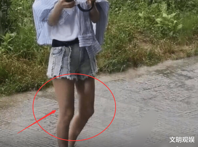 赵丽颖▲赵丽颖路拍生图曝光，失去十级瘦身特效后，这腿型是认真的吗