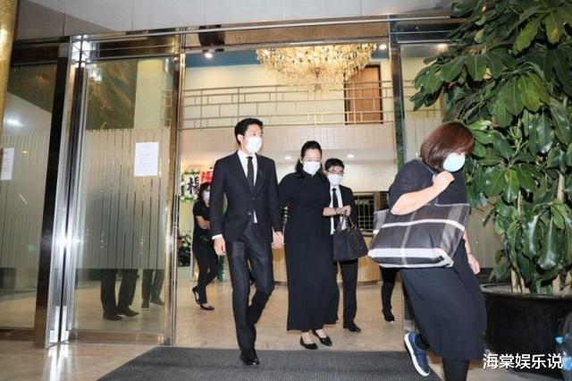 郭晶晶|霍家灵堂收尾，郭晶晶亲自接娃回家，孩子们虽累却露乖巧懂事模样