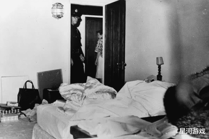 玛丽莲·梦露|老照片：梦露裸死床头现场照，图5尸体被放入运尸车带走！