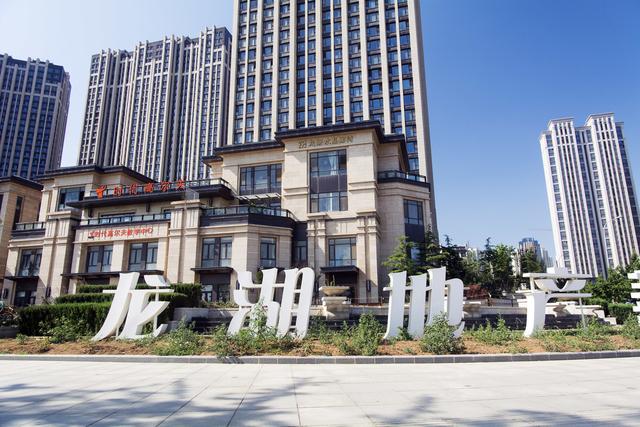 因买房不满跑去卖房，如今身价高达300多亿，富豪榜排名第一