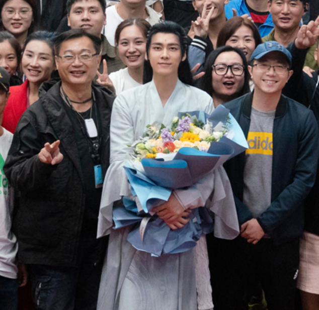 李易峰|李易峰杀青避嫌不和女主同框，片场互动引起粉丝骂战，还波及唐嫣