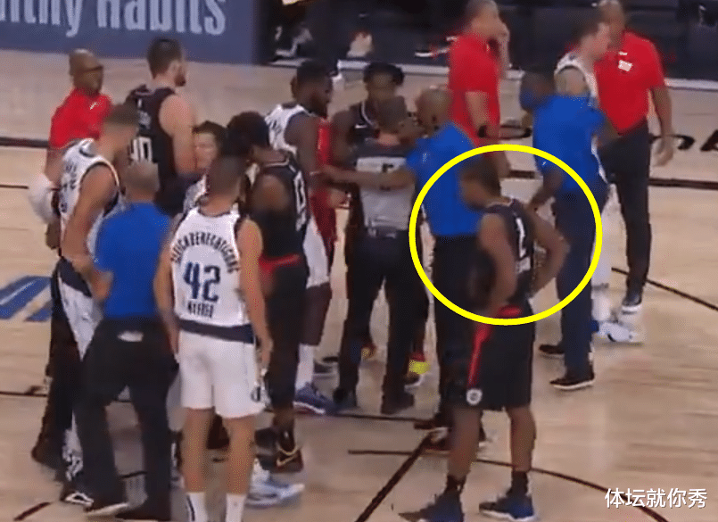 |快船独行侠冲突回放!10名球员乱作一团,只有他却站在一旁叉腰看戏
