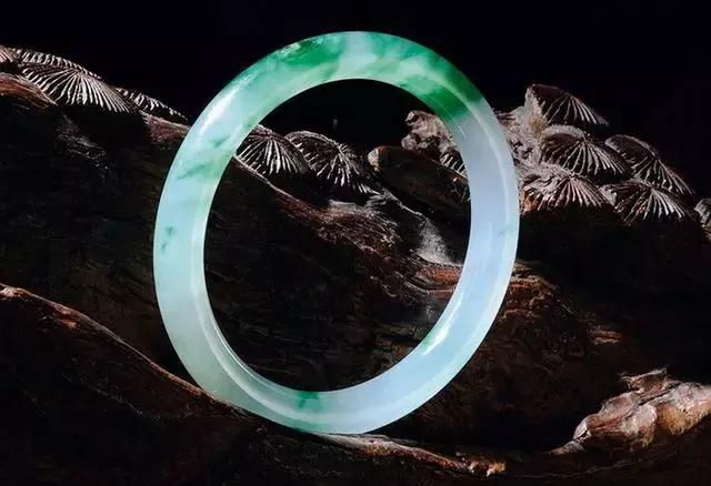 文玩▲翡翠上出现这种现象,一定是天然翡翠,不用怀疑!