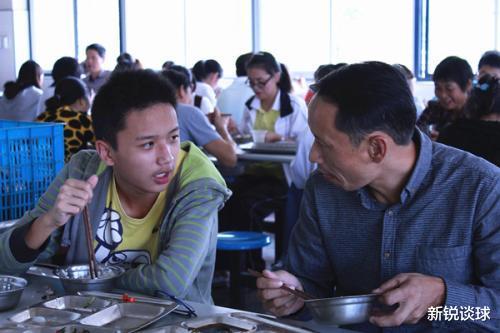 高考■今年“最郁闷的”高三学生，都开学了，却不能回到教室上课