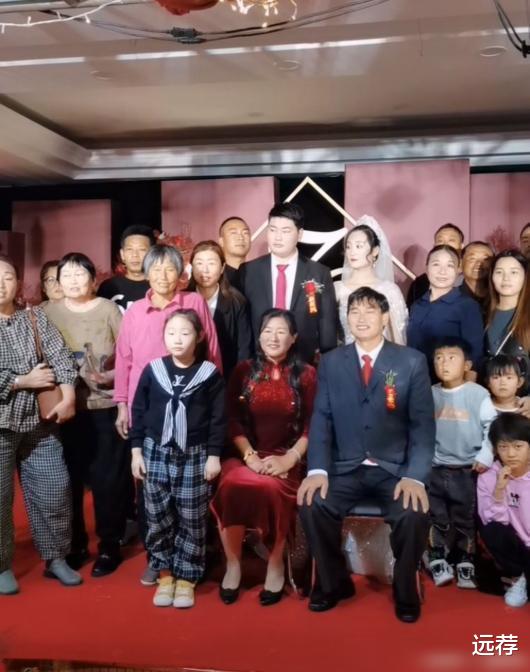 朱之文|大衣哥爆肥女儿被嫌弃？被曝不准参加哥哥婚礼！一人独坐狂吃零食